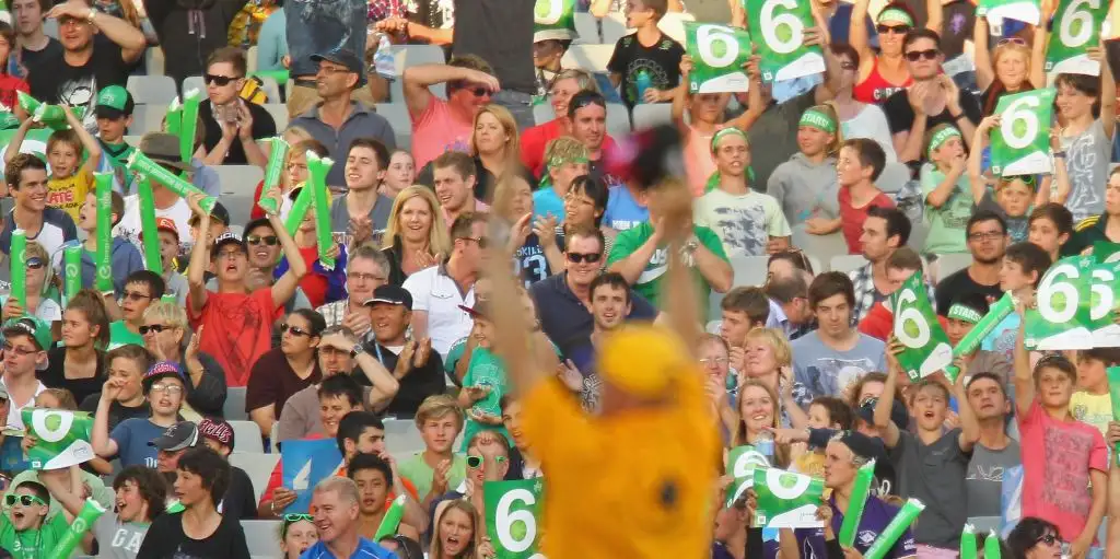 six umpire crowd