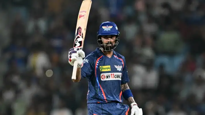 KL Rahul bats