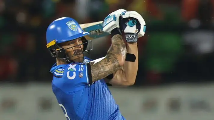 Faf du Plessis bats