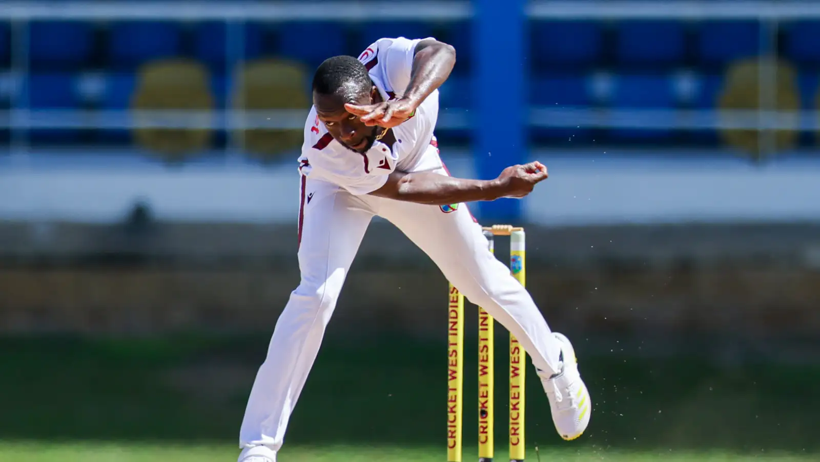 Kemar Roach bowls