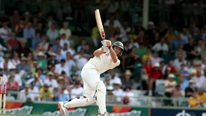 Adam Gilchrist bats