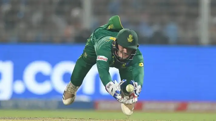 Quinton de Kock dives