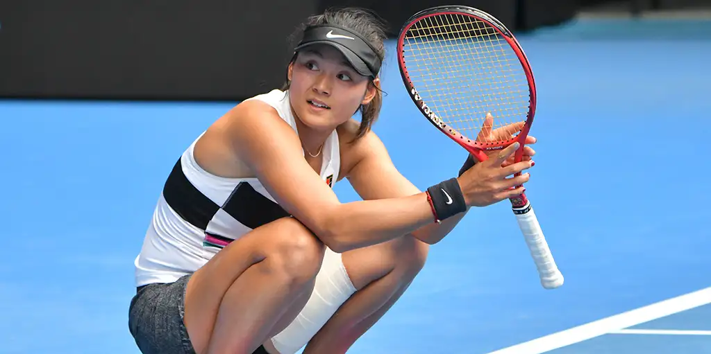 Wang Yafan crouching