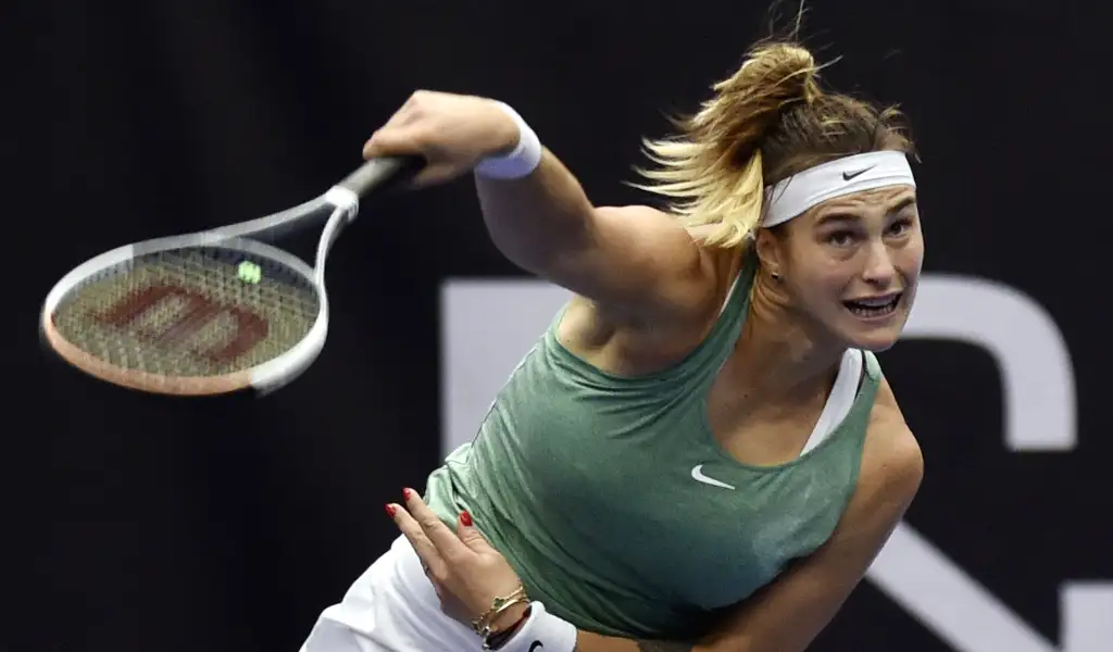 Aryna Sabalenka serving