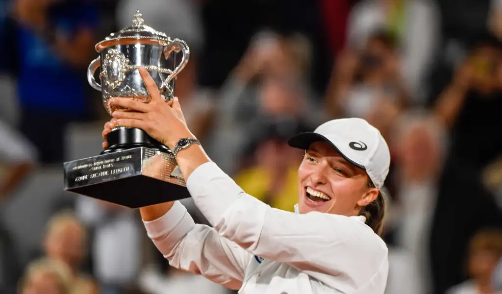 Iga Swiatek lifts her second Grand Slam trophy at Roland Garros 2022