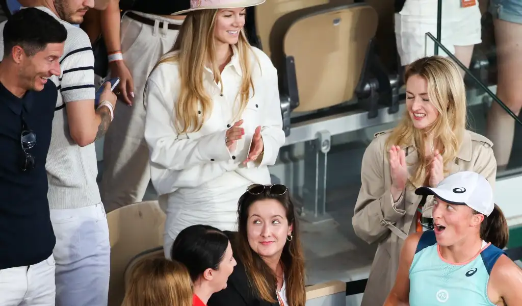Iga Swiatek spots Robert Lewandowski in the crowd after her win at Roland Garros 2022