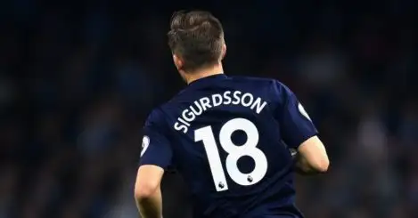 Sigurdsson stunner helps Everton into Europa group stage