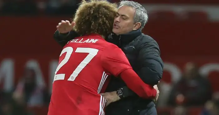 Fellaini completes U-turn by signing new Man United deal
