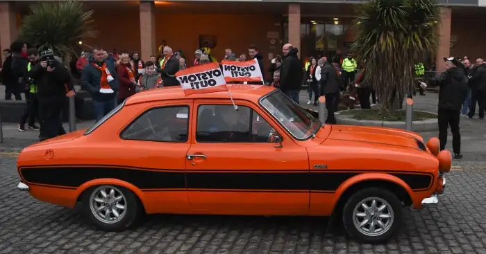 Protest prevents Arsenal coach from leaving hotel
