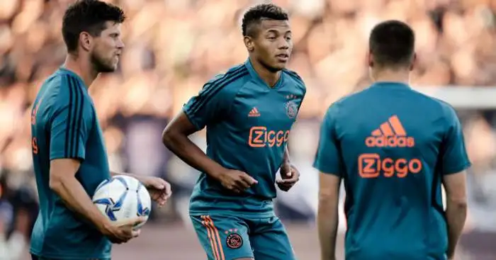 €70m-rated striker turns down Man Utd to sign new deal