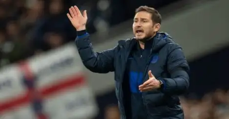 Lampard urges Chelsea to up €40m bid for star striker