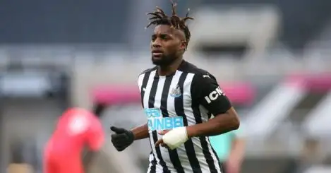 Newcastle duo Lascelles, Saint-Maximin recovering from Covid-19