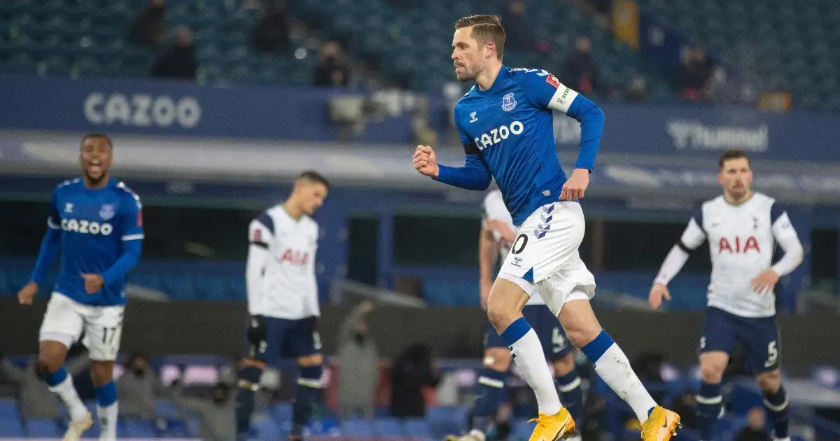 Everton make surprise transfer decision over midfield star