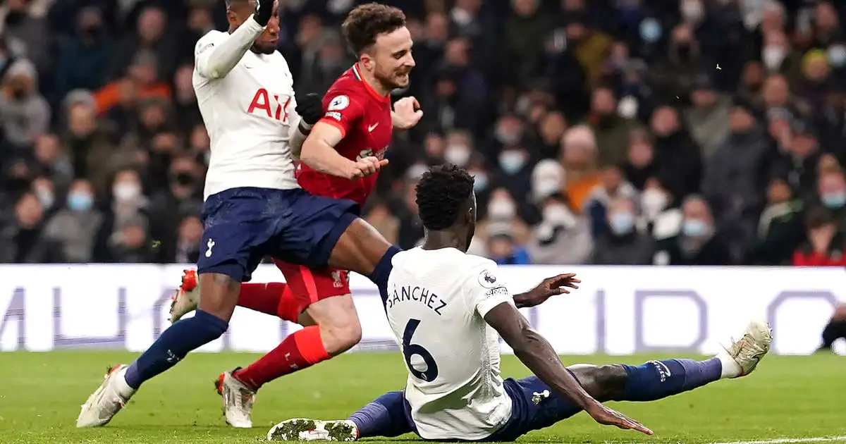 Clattenburg slams two referee calls in Liverpool, Spurs draw
