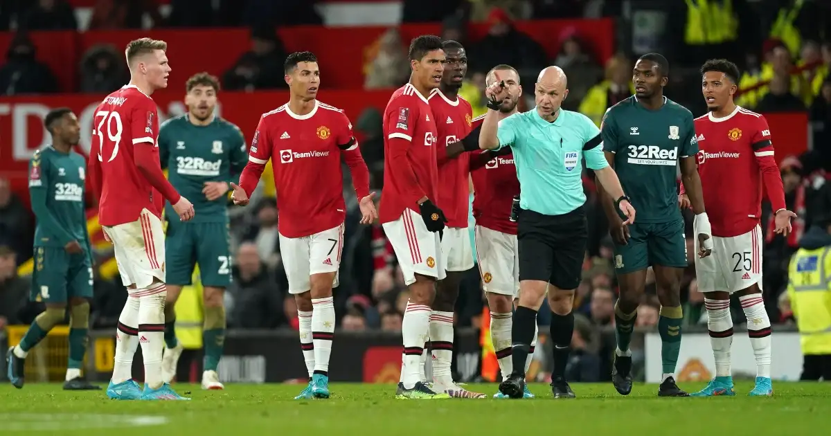 Man Utd players complain to the referee