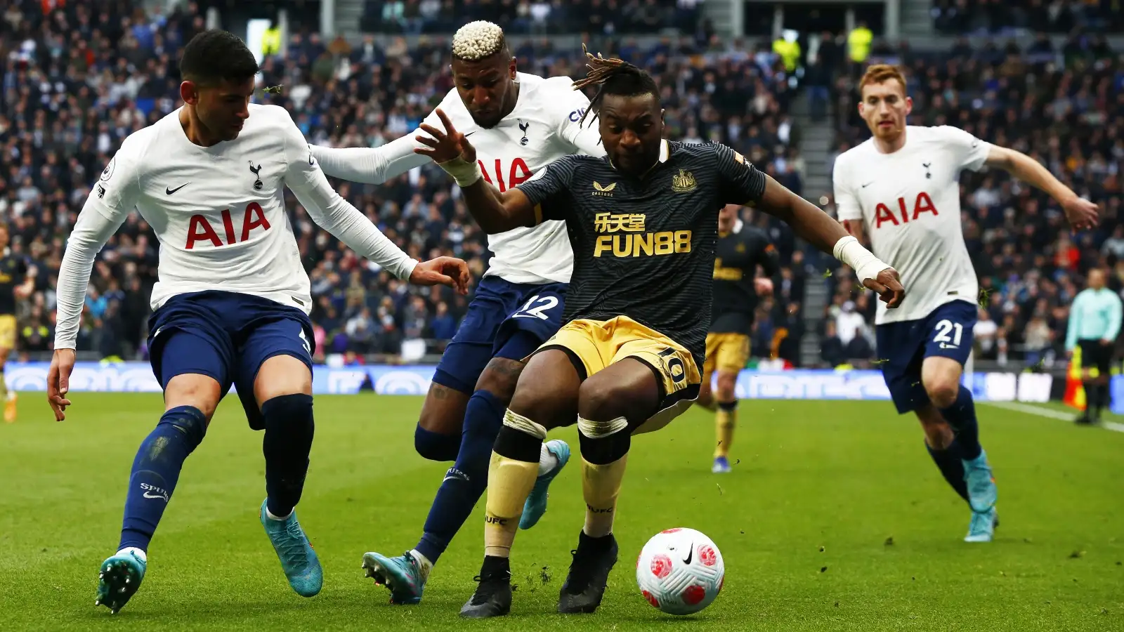 Allan Saint-Maximin TOYING with Dalot and Antony 