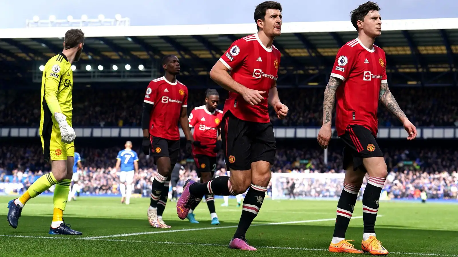 Harry Maguire leads Man Utd off at half-time against Everton.