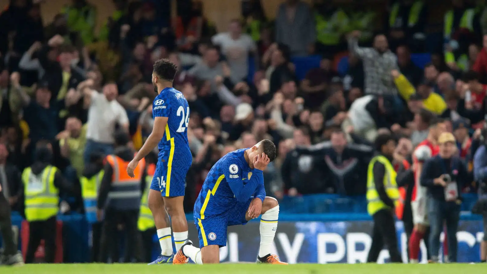 Chelsea players distraught after conceding to Arsenal