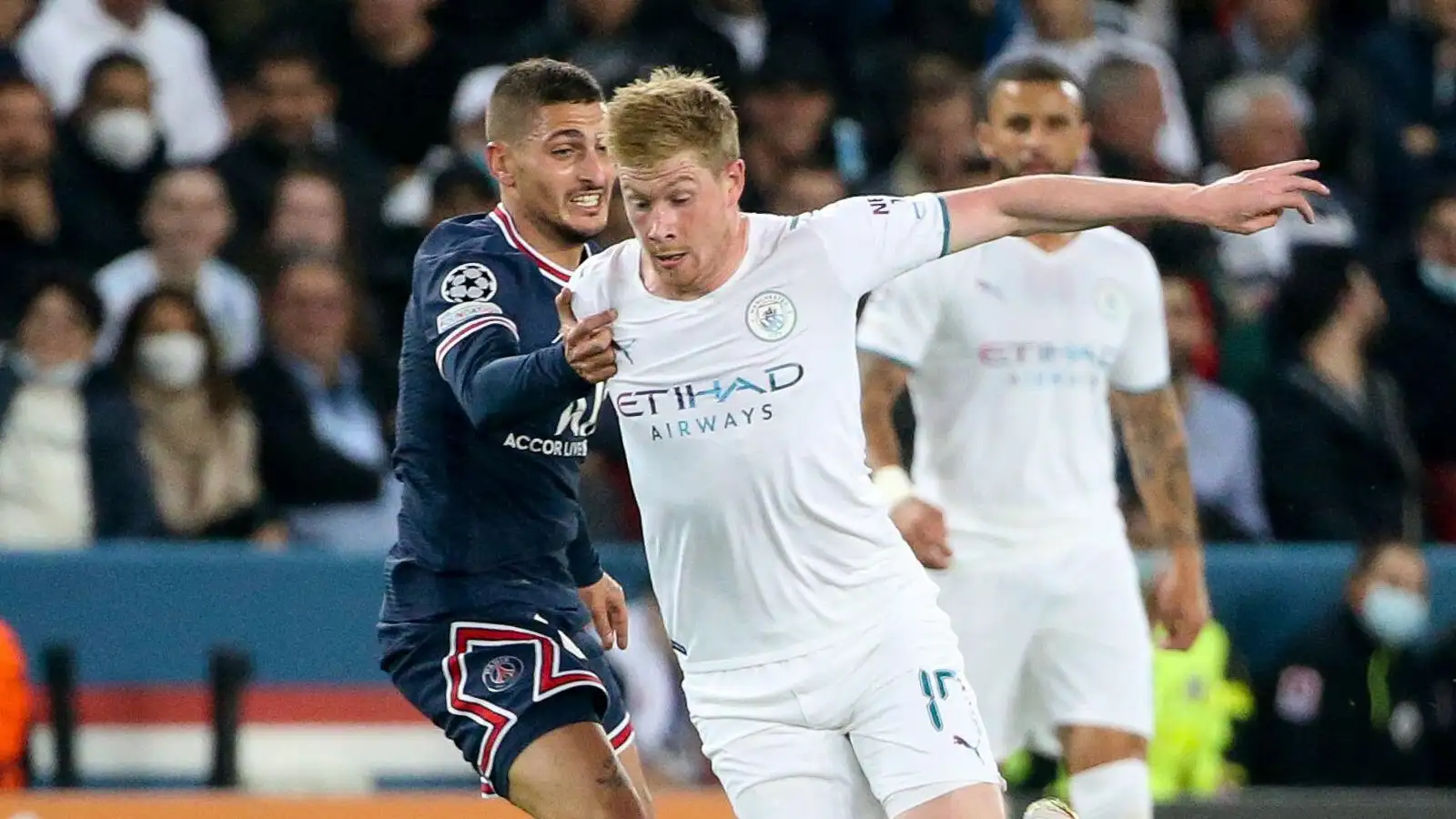 Marco Verratti tries to tackle Kevin De Bruyne