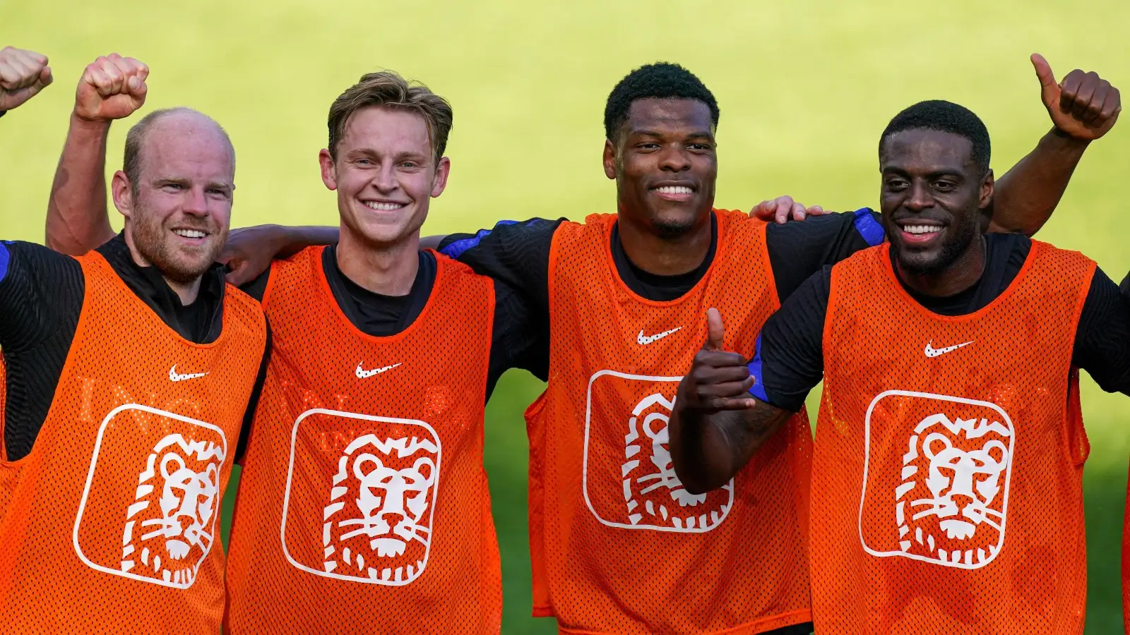 Netherlands midfielder Frenkie de Jong with his teammates