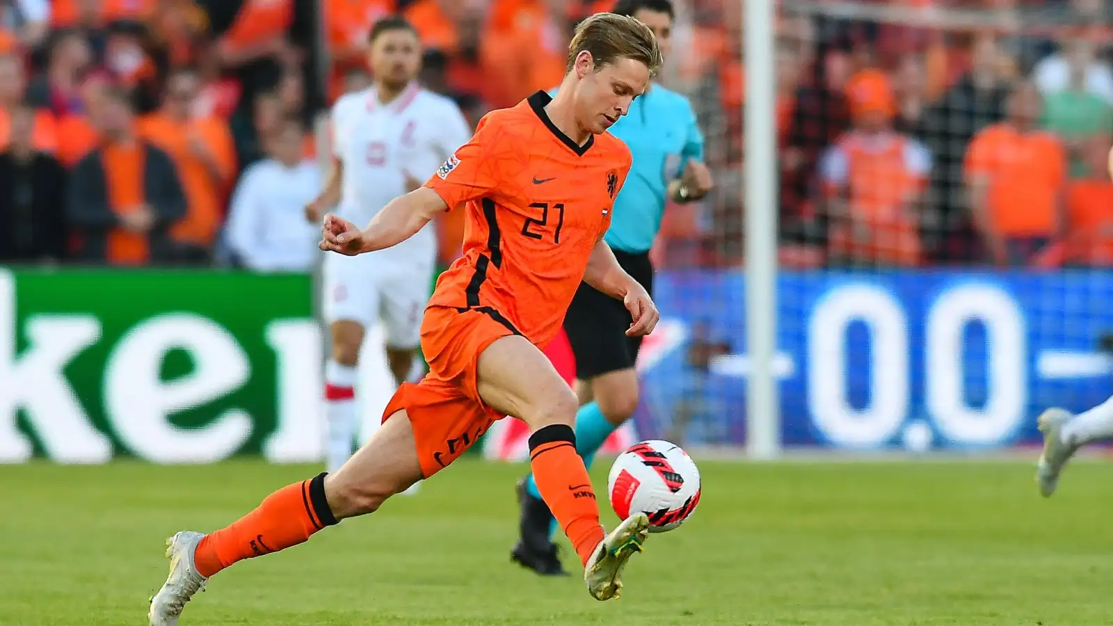 ‘I can’t say anything’ – De Jong laughs at Man Utd rumours but remains coy