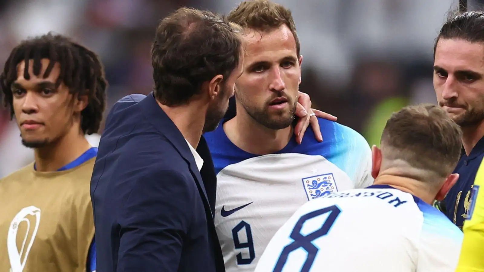 Gareth Southgate an ủi Harry Kane sau thất bại của Anh trước Pháp.