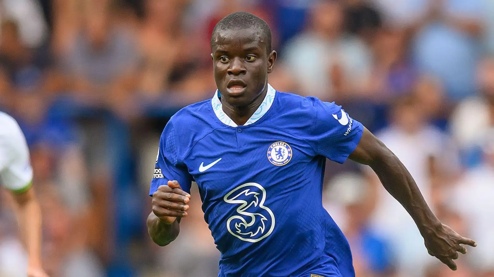Chelsea breakthrough in talks to keep ‘legend’ but ‘key issue remains’; club have ‘interest’ in five midfielders