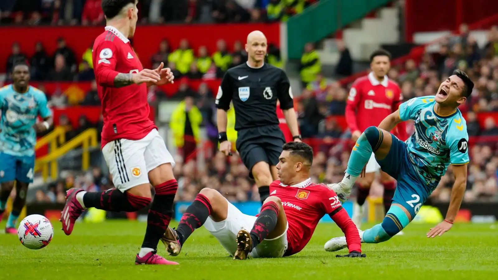 Ex-Man Utd man thinks Casemiro could’ve ‘seriously damaged’ Alcaraz; former ref says he ‘lost control’