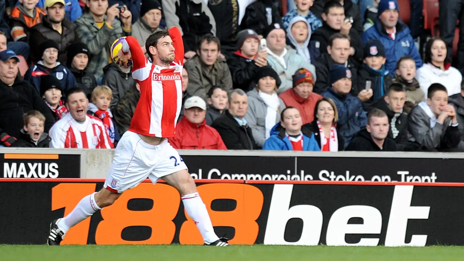 Rory Delap takes a long throw against Arsenal