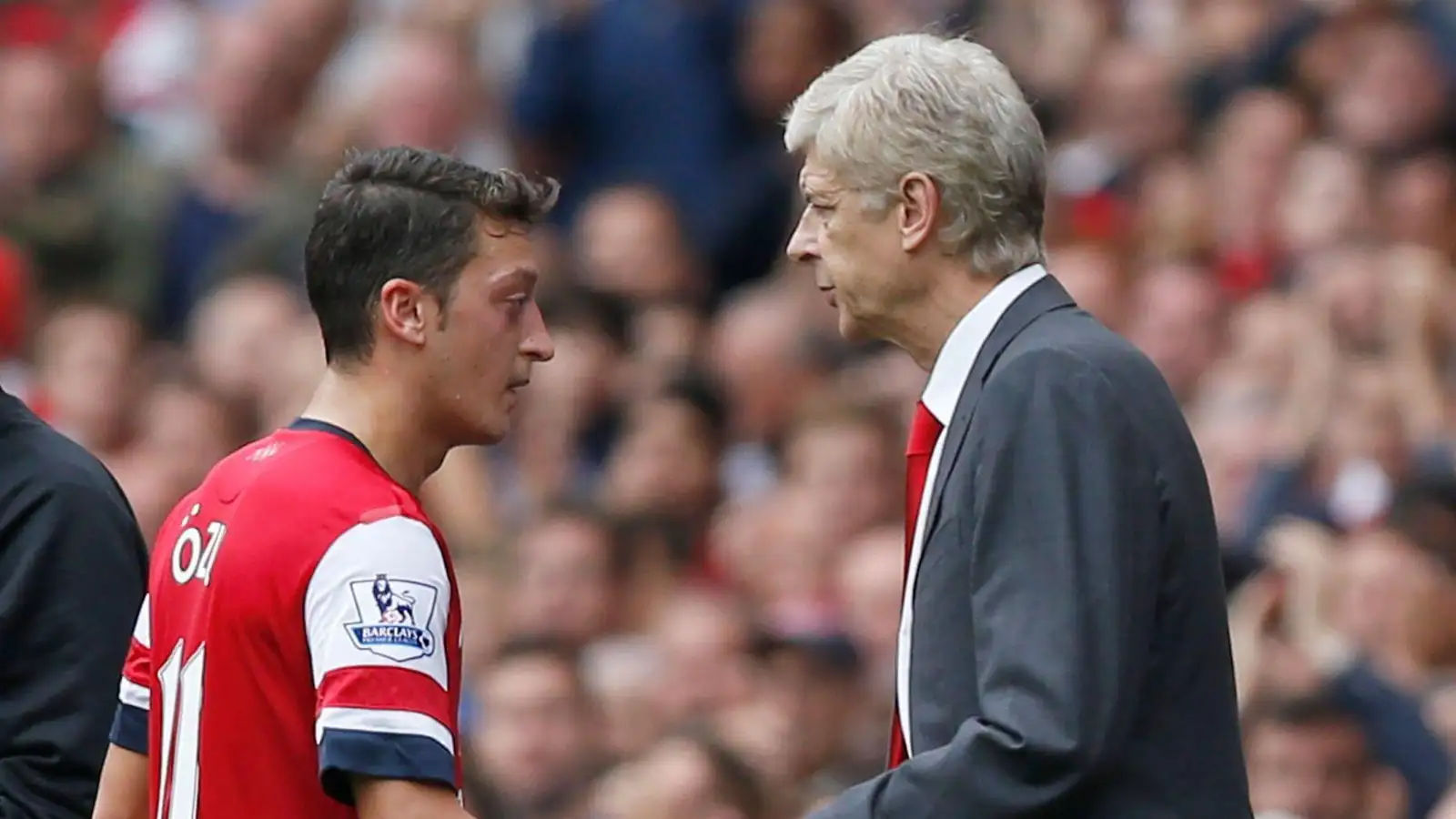 Cầu thủ Arsenal Mesut Ozil và Arsene Wenger