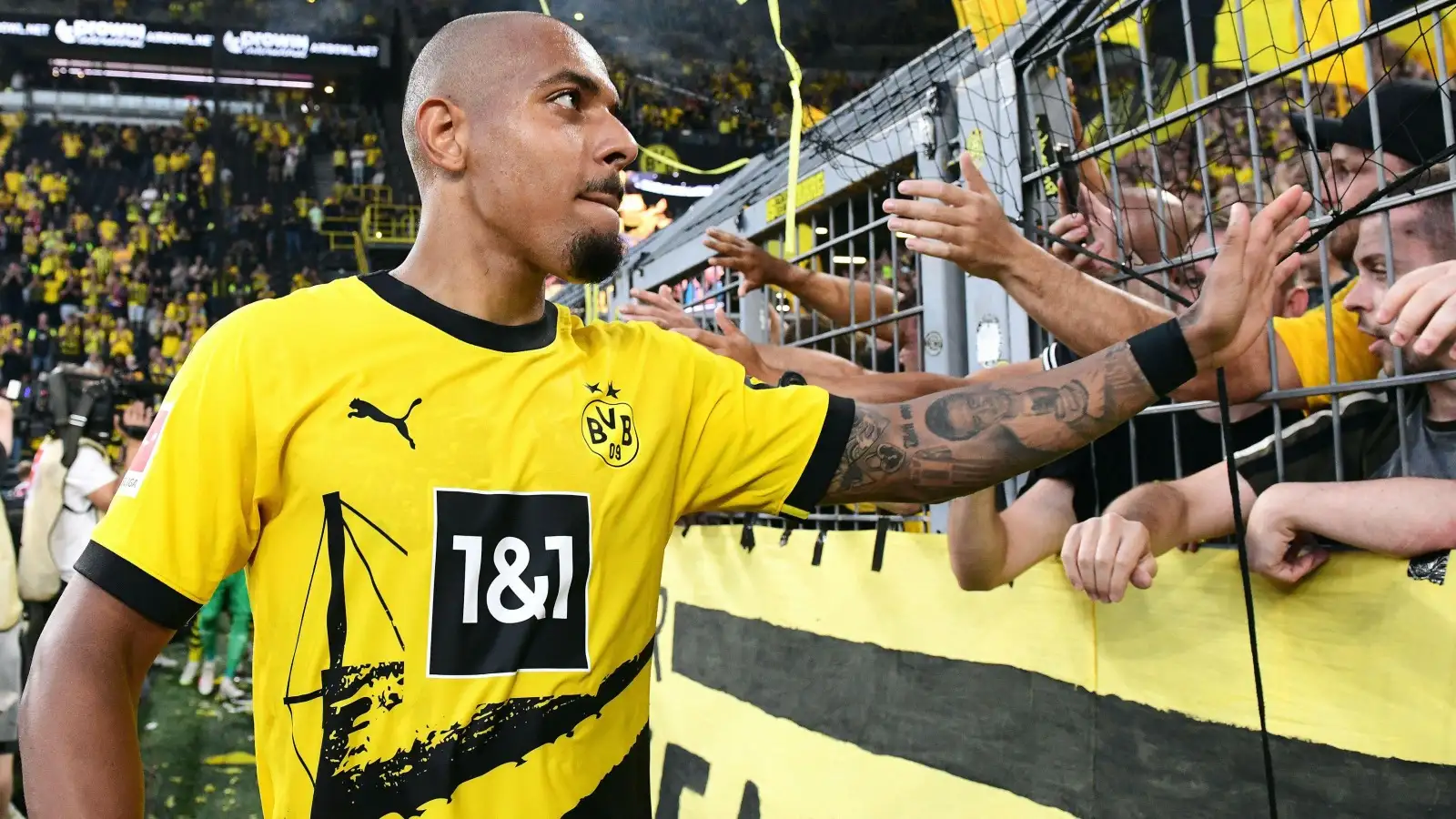 Donyell Malen meets Borussia Dortmund supporters.