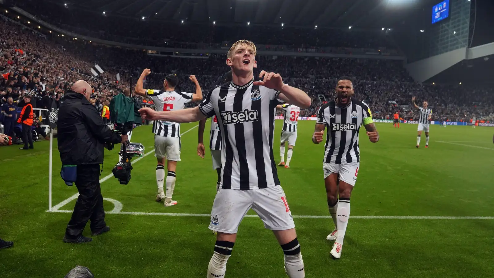 Anthony Gordon celebrates after Newcastle seniority their 4th versus PSG.