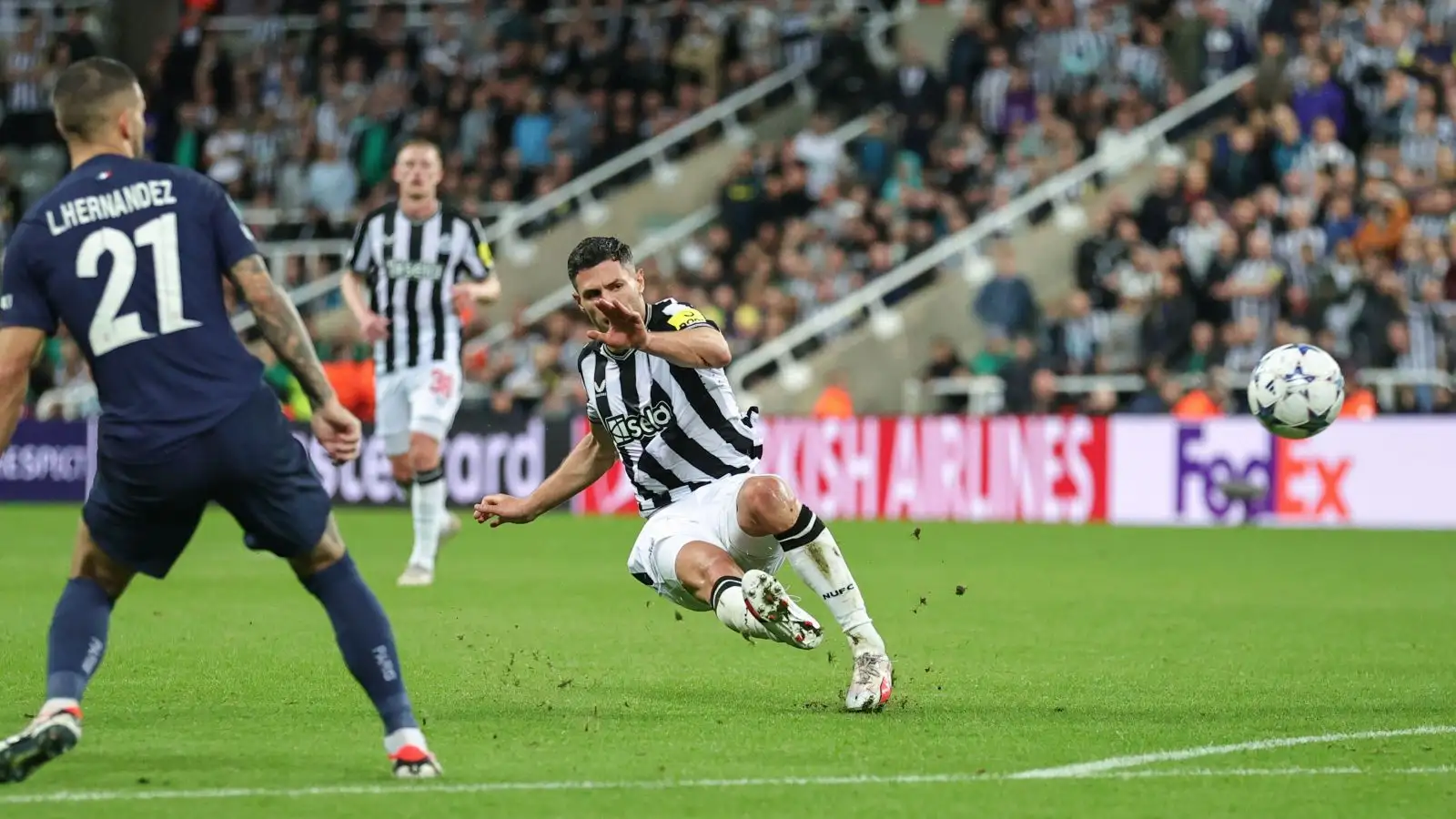 Newcastle protector Fabian Schar.