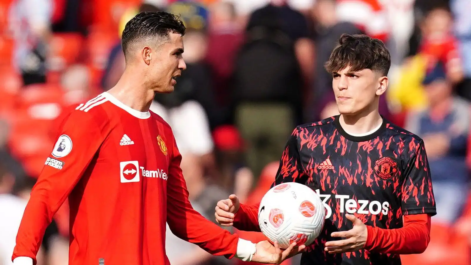 Manchester Joined forward Cristiano Ronaldo hands Alejandro Garnacho his hat-fulcra sphere