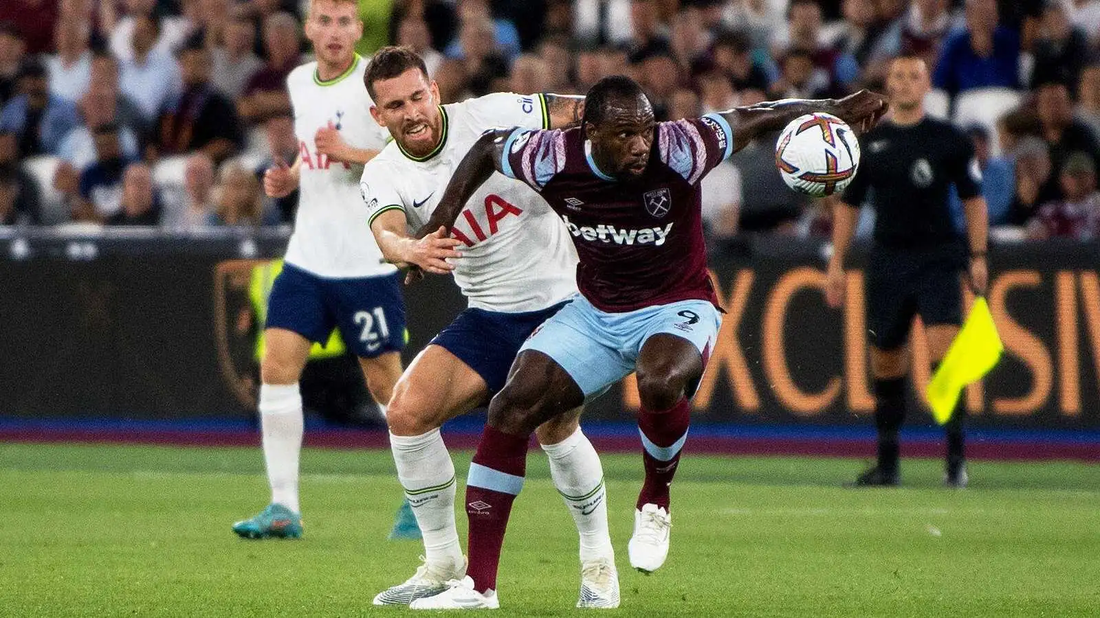 £25m Postecoglou 'priority' target pursued by Tottenham as two exits set up 'assault' for Chelsea man 3 c?url=https%3A%2F%2Fd2x51gyc4ptf2q.cloudfront.net%2Fcontent%2Fuploads%2F2023%2F10%2F17151738%2FTottenham star Hojbjerg 1