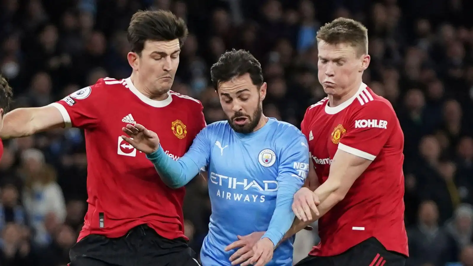 Harry Maguire, Bernardo Silva và Scott McTominay tranh bóng