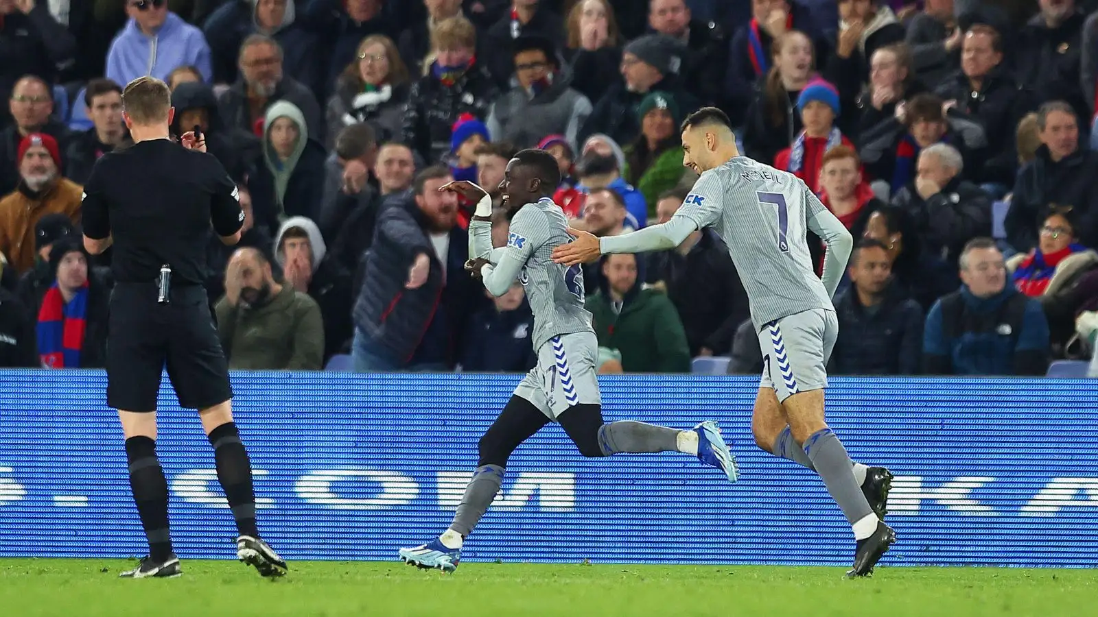 Crystal Palace 2-3 Everton: Gueye scores late winner as Dyche's side extend good run of form 1 Everton midfielder Idrissa Gueye immortalizes his impulse.