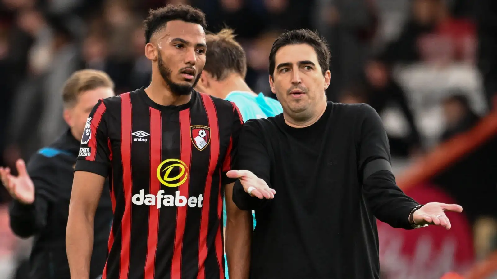 Bournemouth manager Andoni Iraola talks through protector Lloyd Kelly.