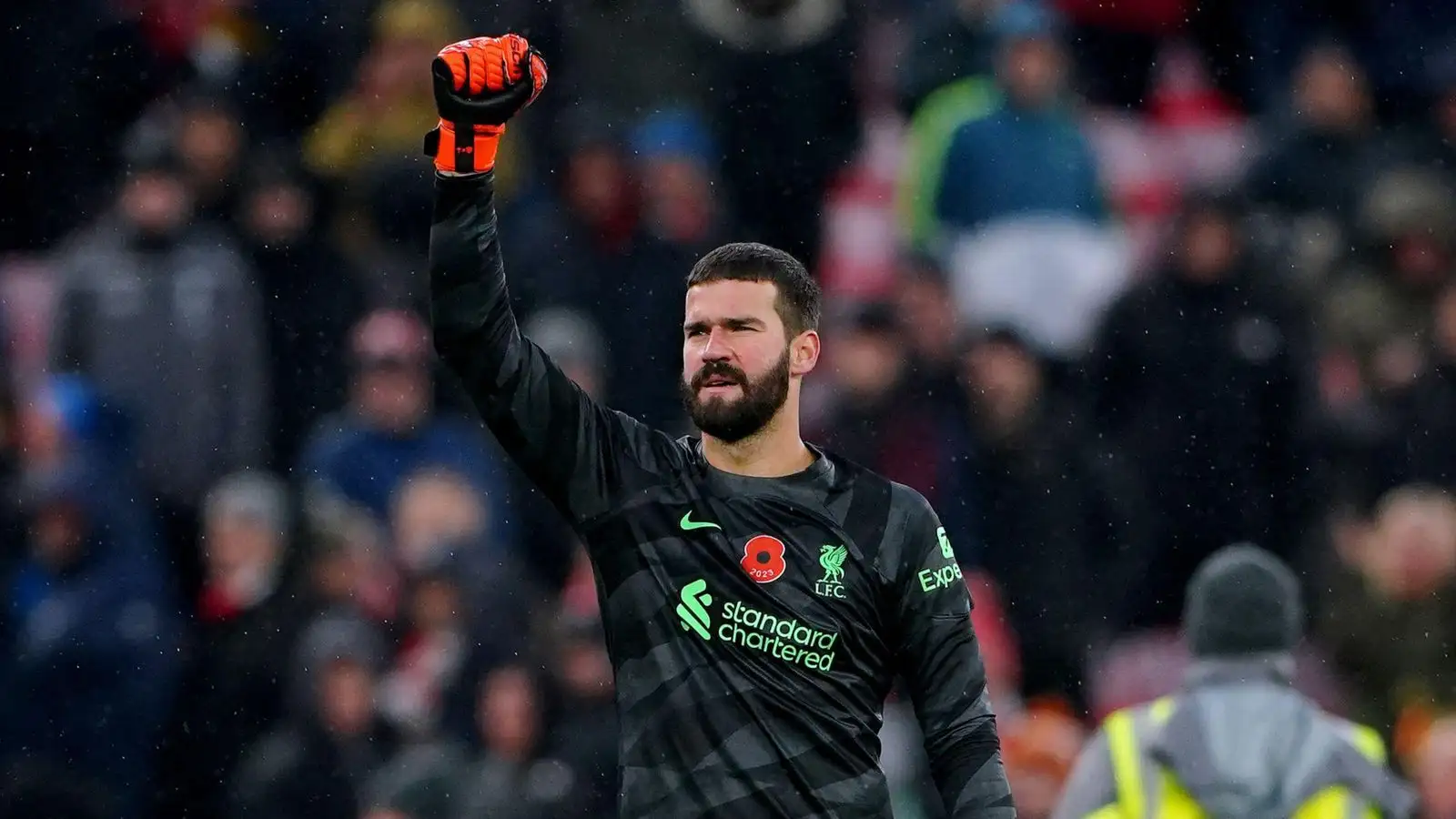 Thủ môn Alisson của Liverpool ăn mừng trận giữ sạch lưới