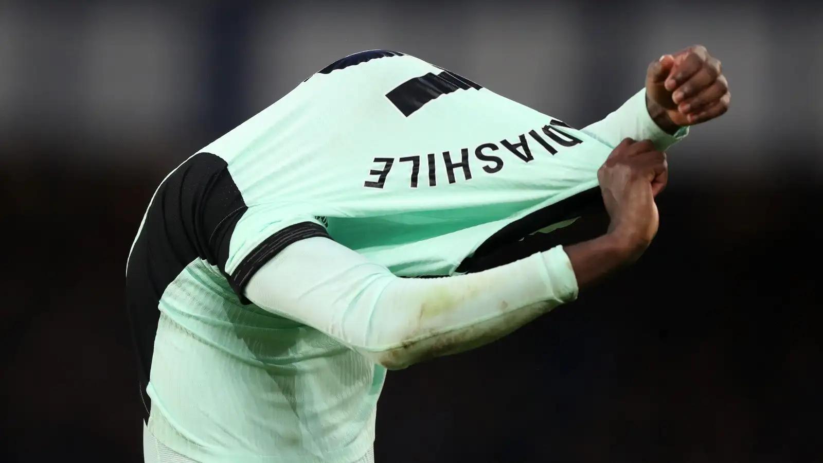 Chelsea players ate just HOURS after Everton defeat like they are normal people! 1 Chelsea gamer slits off his shirt