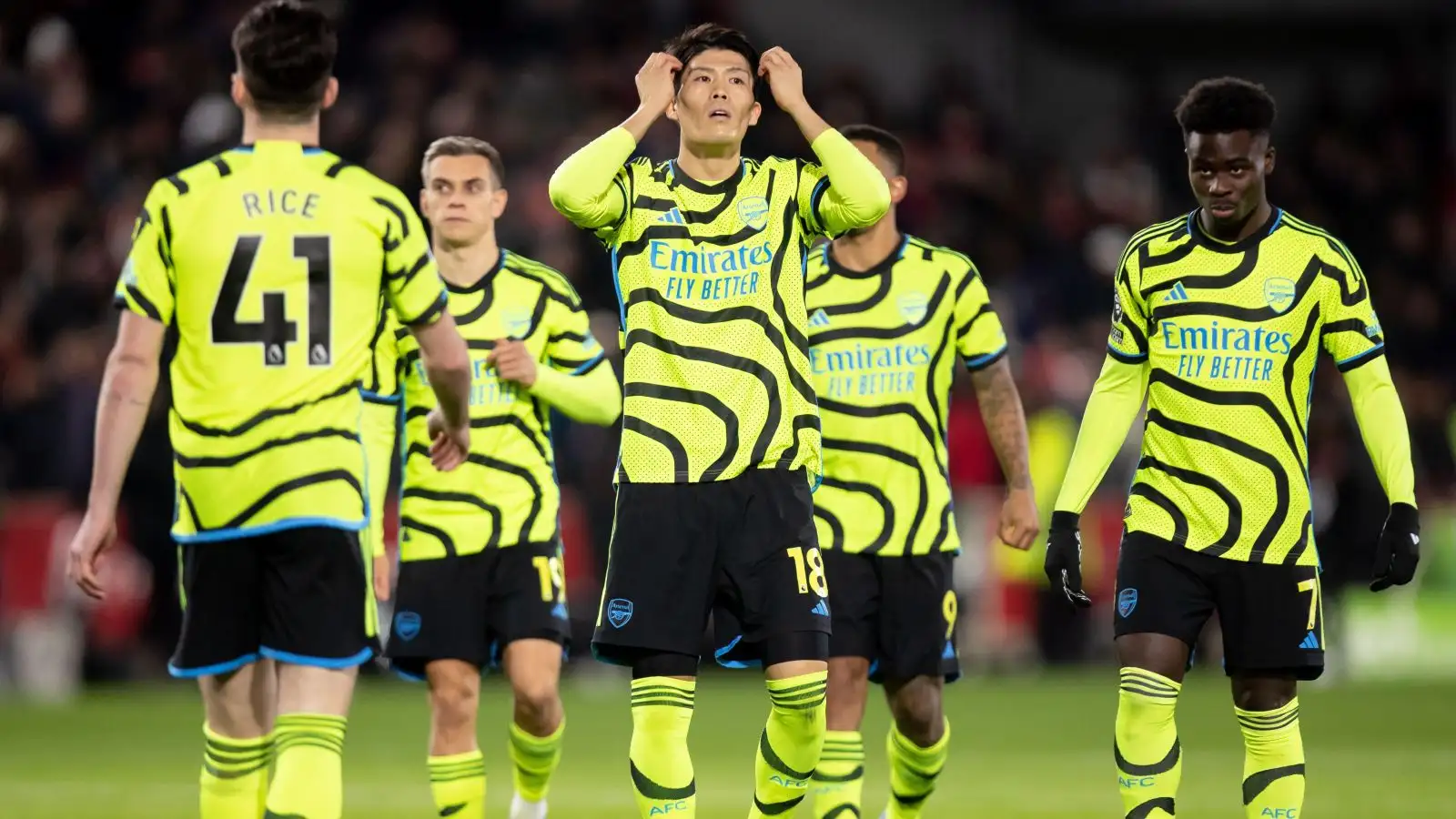 Arsenal protector Takehiro Tomiyasu with his teammates before a Premier League match.