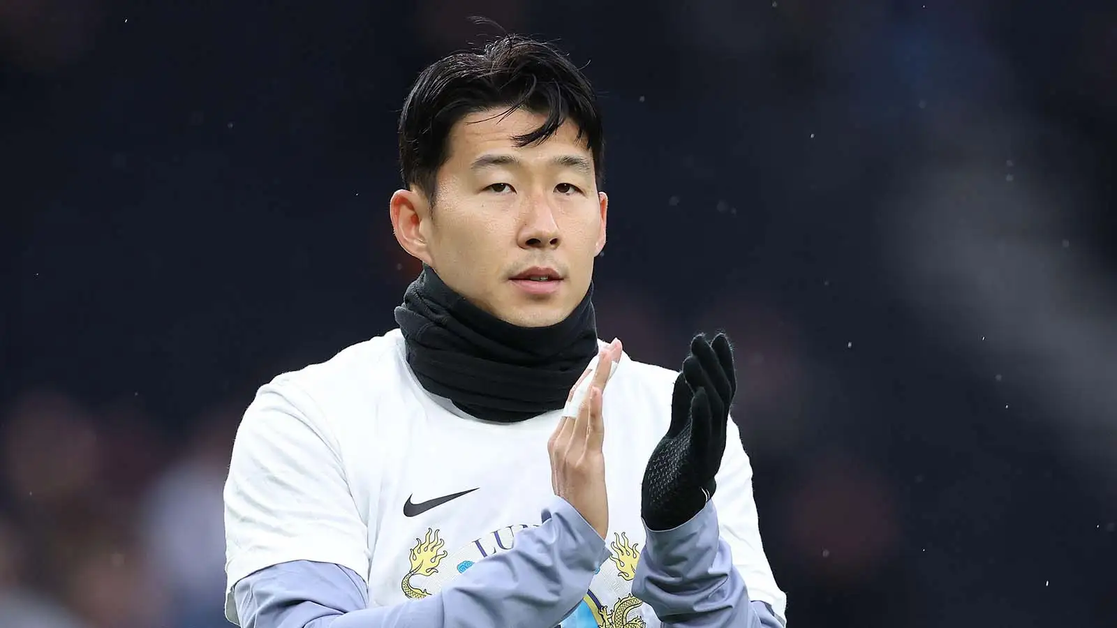 Son Heung-Minutes of Tottenham Hotspur warms up