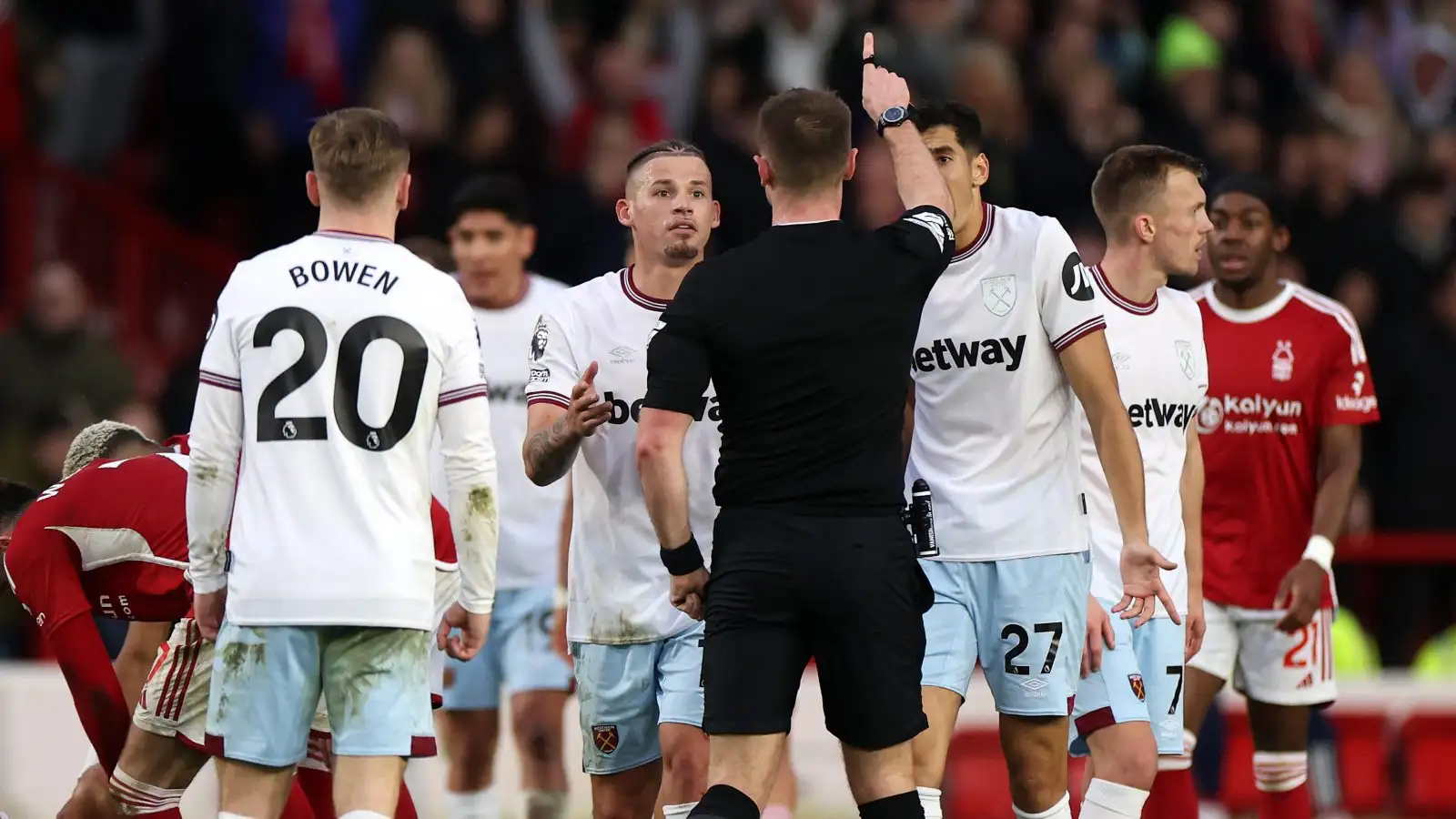 West Ham: ‘Annoyed’ Phillips reveals referee snub after red card - ‘I didn’t want to batter him’ 3 c?url=https%3A%2F%2Fd2x51gyc4ptf2q.cloudfront.net%2Fcontent%2Fuploads%2F2024%2F02%2F19104721%2FKalvin Phillips West Ham F365