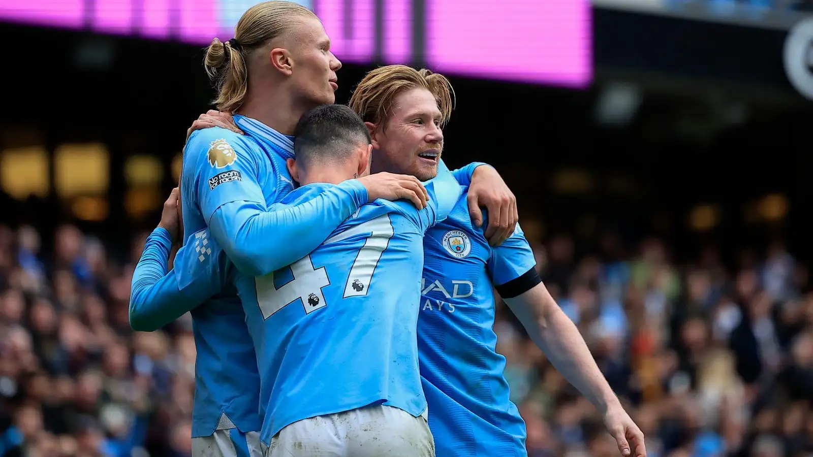 Male City place trio Kevin De Bruyne, Erling Haaland and also Phil Foden celebrate a passion.