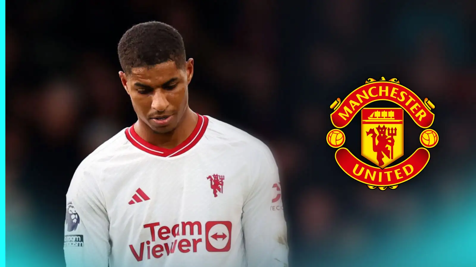 Marcus Rashford trông có vẻ chán nản bên cạnh hình ảnh huy hiệu Manchester United.