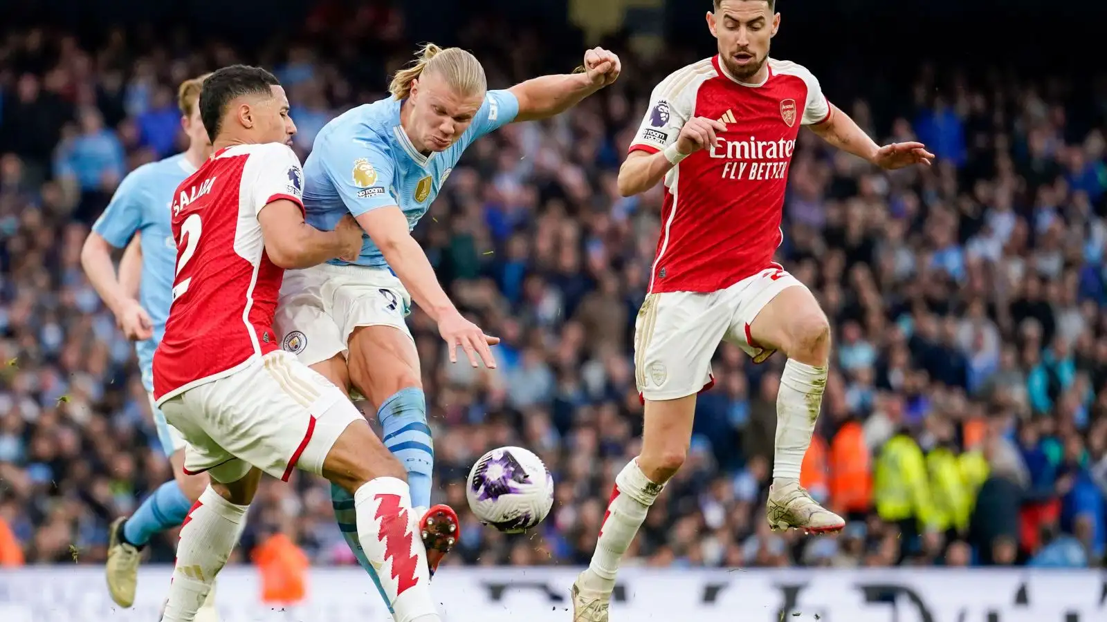 Person City vs Arsenal: Erling Haaland's inoculation is blocked by William Saliba.