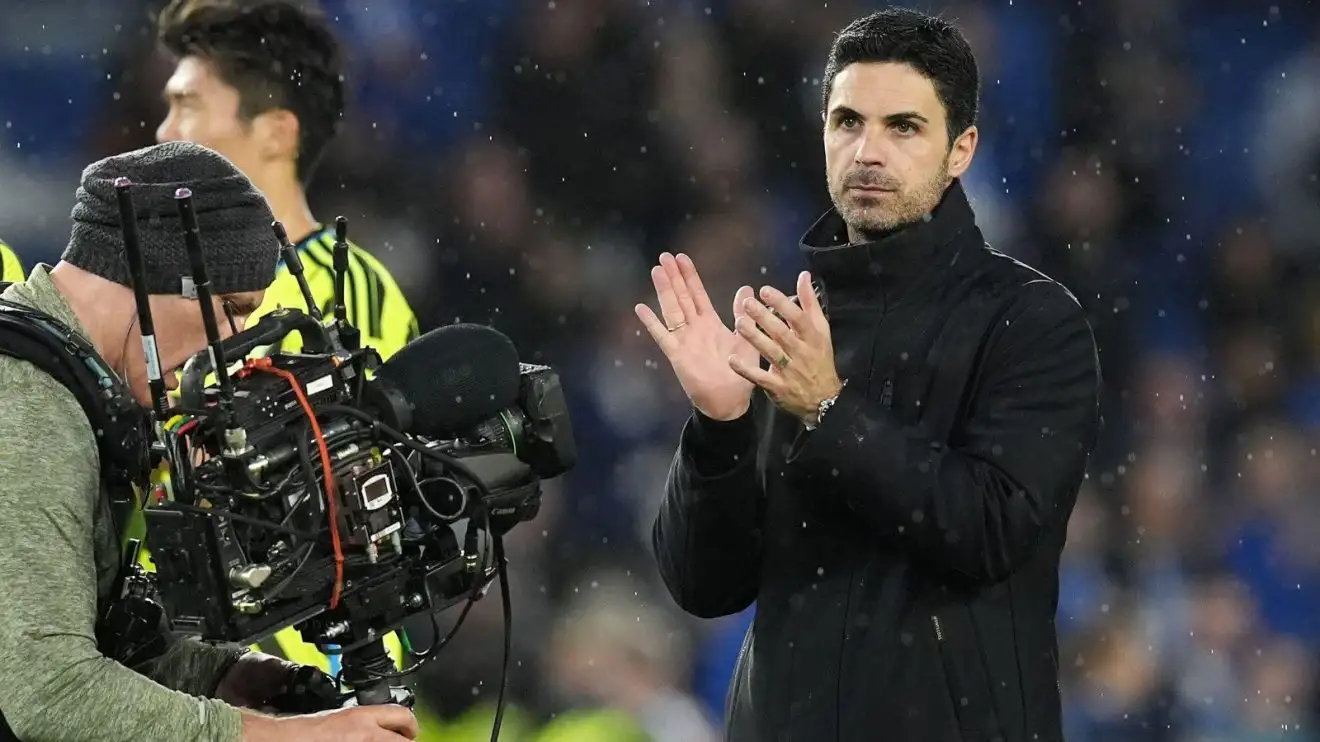 Arteta says Arsenal 'did brilliantly' to 'manage emotions' v Bayern; praises 'unbelievable' Emery 1 Mikel Arteta prayers the followers after a match
