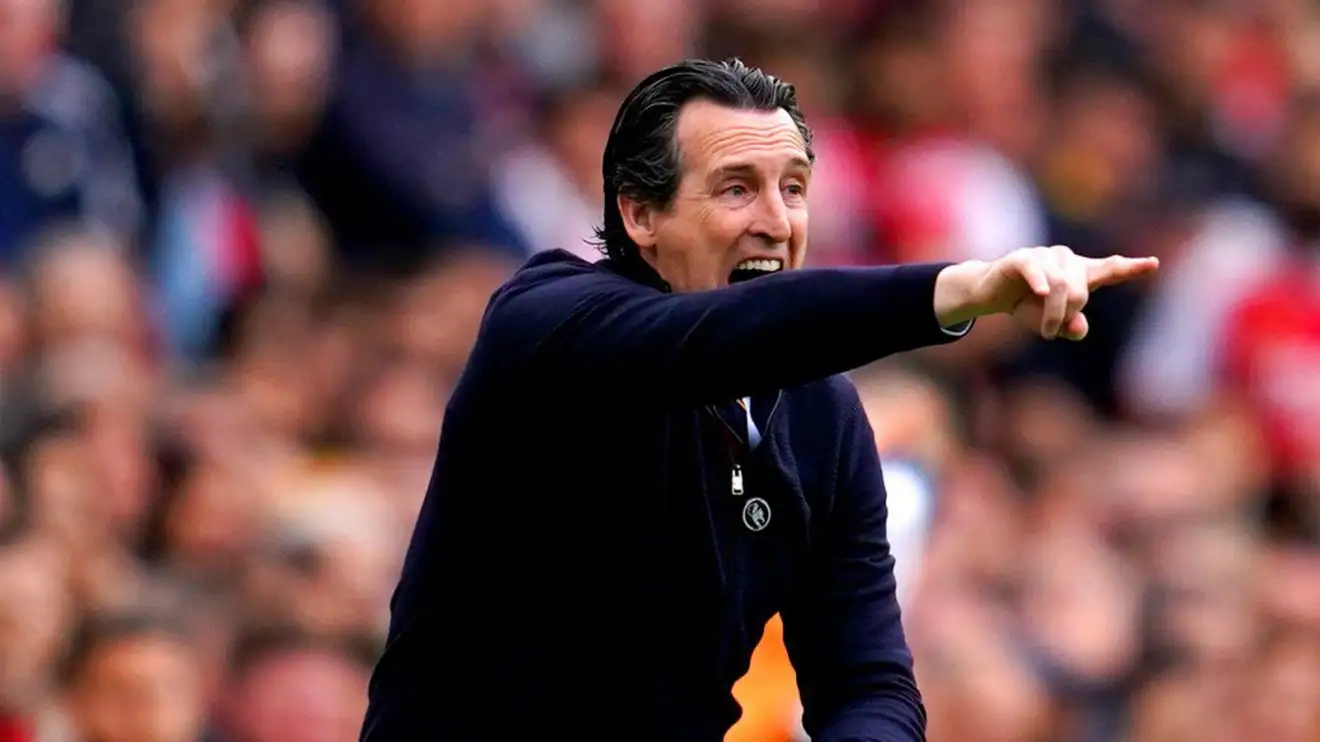 Unai Emery issues instructions from the sidelines