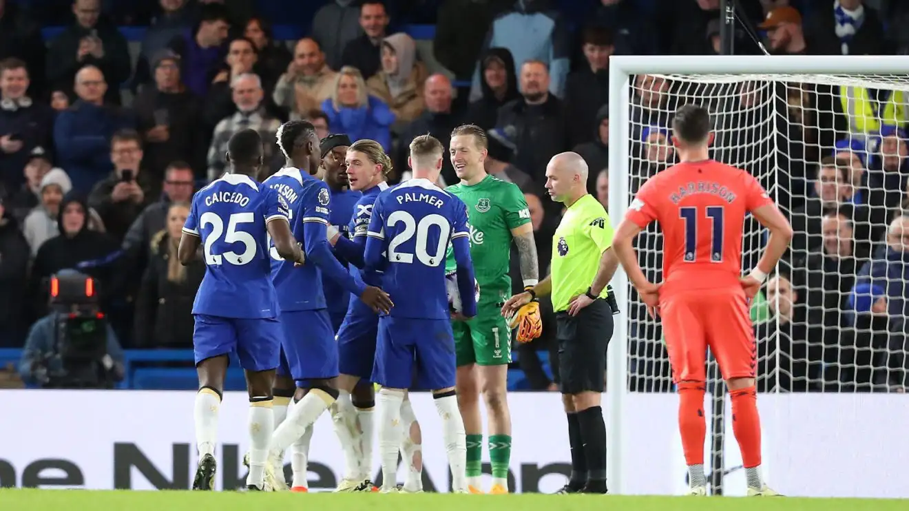Chelsea players argue over that is going to confiscate their penalty against Everton