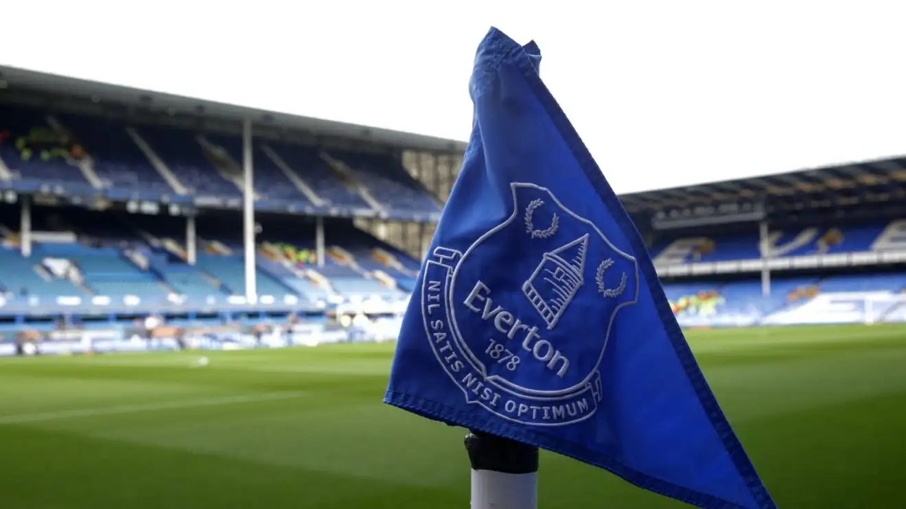 Everton edge flag